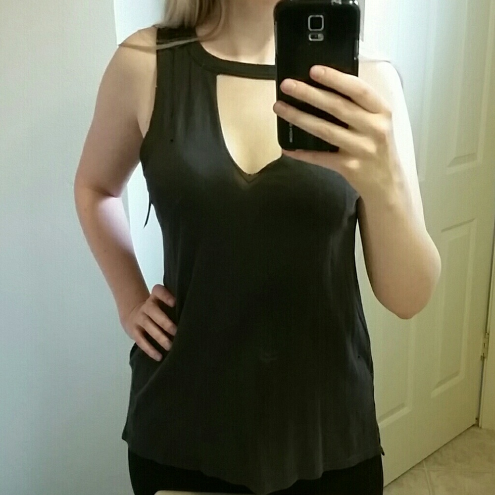Choker neck keyhole top